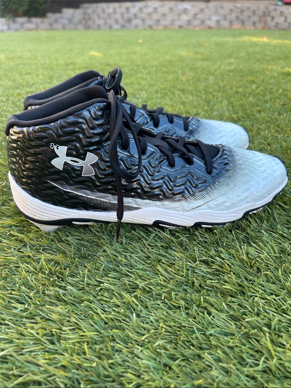 Under Armour Men’s Football Cleats Black White Mid-Top Molded Size 8.5